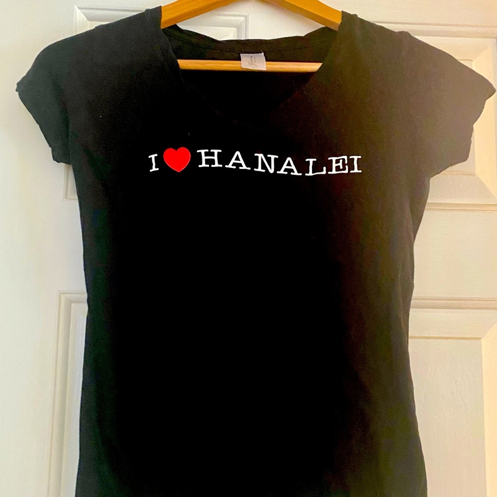 I ❤️ Hanalei women’s size small tshirt in great condition!